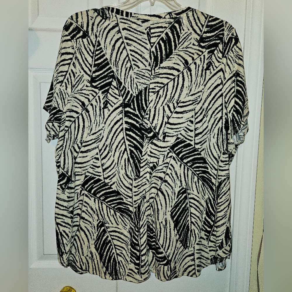 #471- Cynthia Rowley- Leaf Patterned Black and Cream Women's Top.Size:3X - Picture 2 of 5